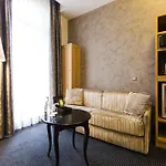 Plaza Madeleine & Hotel 4*