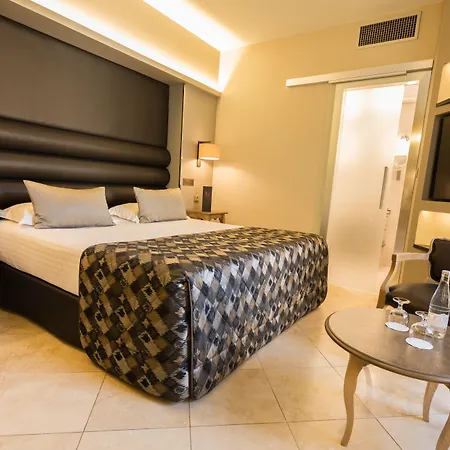 Plaza Madeleine & Hotell