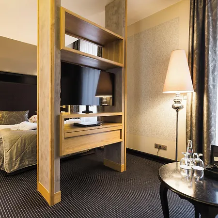 Plaza Madeleine & Hotell