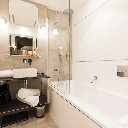 Plaza Madeleine & 4*