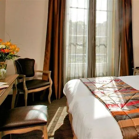 Plaza Madeleine & سارلا لا كانيدا