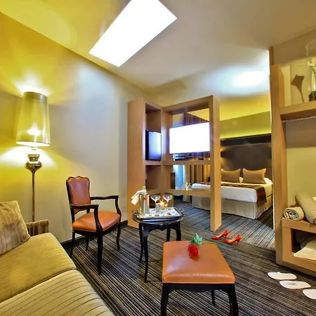 Plaza Madeleine & سارلا لا كانيدا