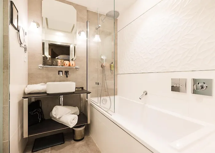 Hotel Plaza Madeleine & 4*