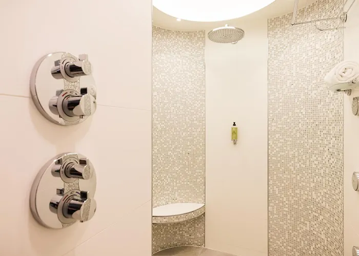 Отель Plaza Madeleine & 4*