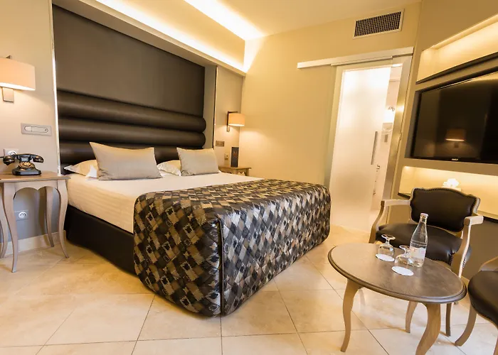 Plaza Madeleine & Hotel