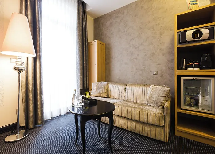 Отель Plaza Madeleine & 4*