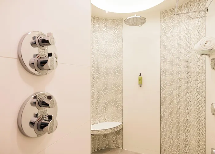 Hotel Plaza Madeleine & 4*